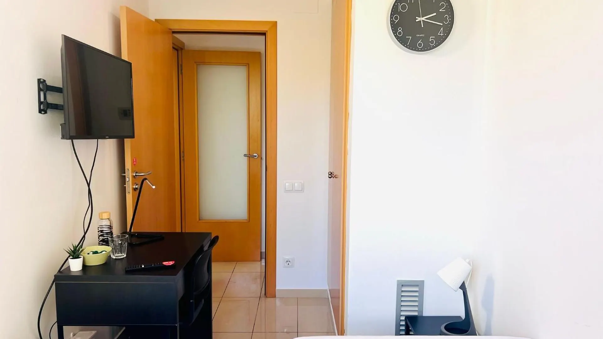 Fira Gran Via 2 - Private Rooms In A Shared Apartment - Habitaciones Privadas En Apartamento Compartido L'Hospitalet de Llobregat