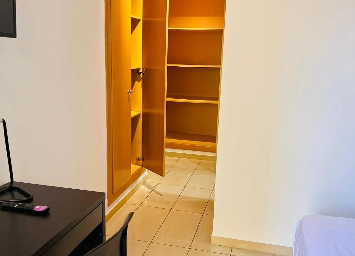 Fira Gran Via 2 - Private Rooms In A Shared Apartment - Habitaciones Privadas En Apartamento Compartido L'Hospitalet de Llobregat Spain