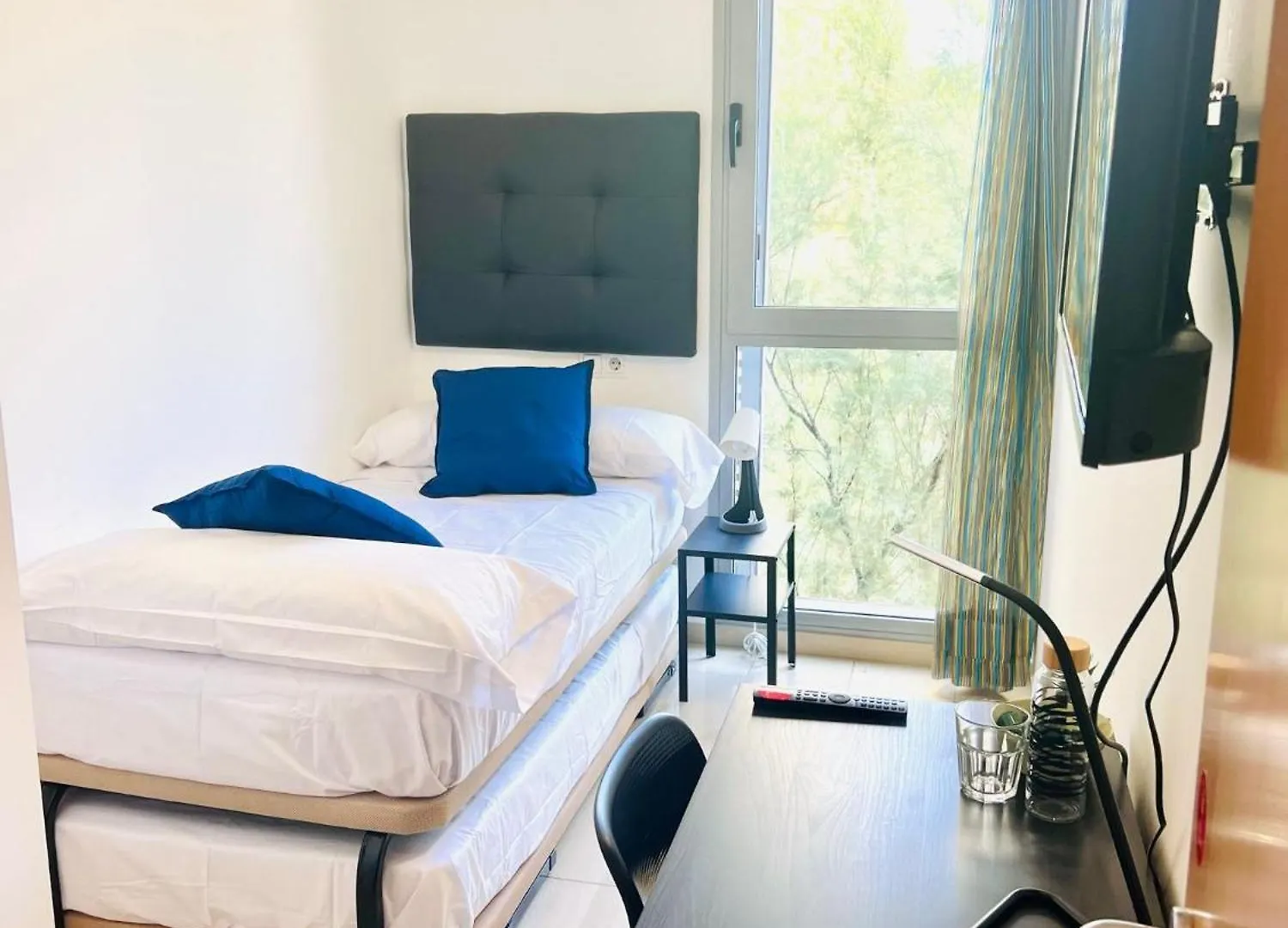 Fira Gran Via 2 - Private Rooms In A Shared Apartment - Habitaciones Privadas En Apartamento Compartido L'Hospitalet de Llobregat Campsite