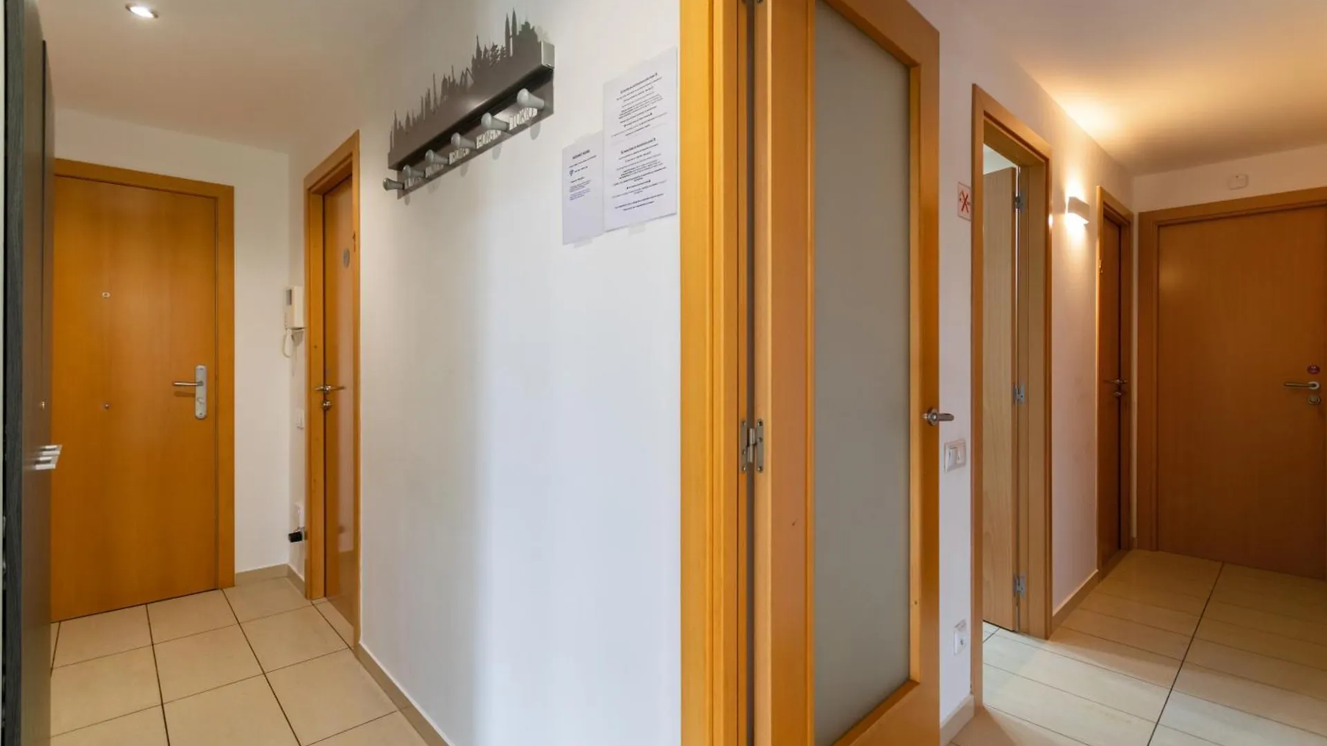 Fira Gran Via 2 - Private Rooms In A Shared Apartment - Habitaciones Privadas En Apartamento Compartido L'Hospitalet de Llobregat