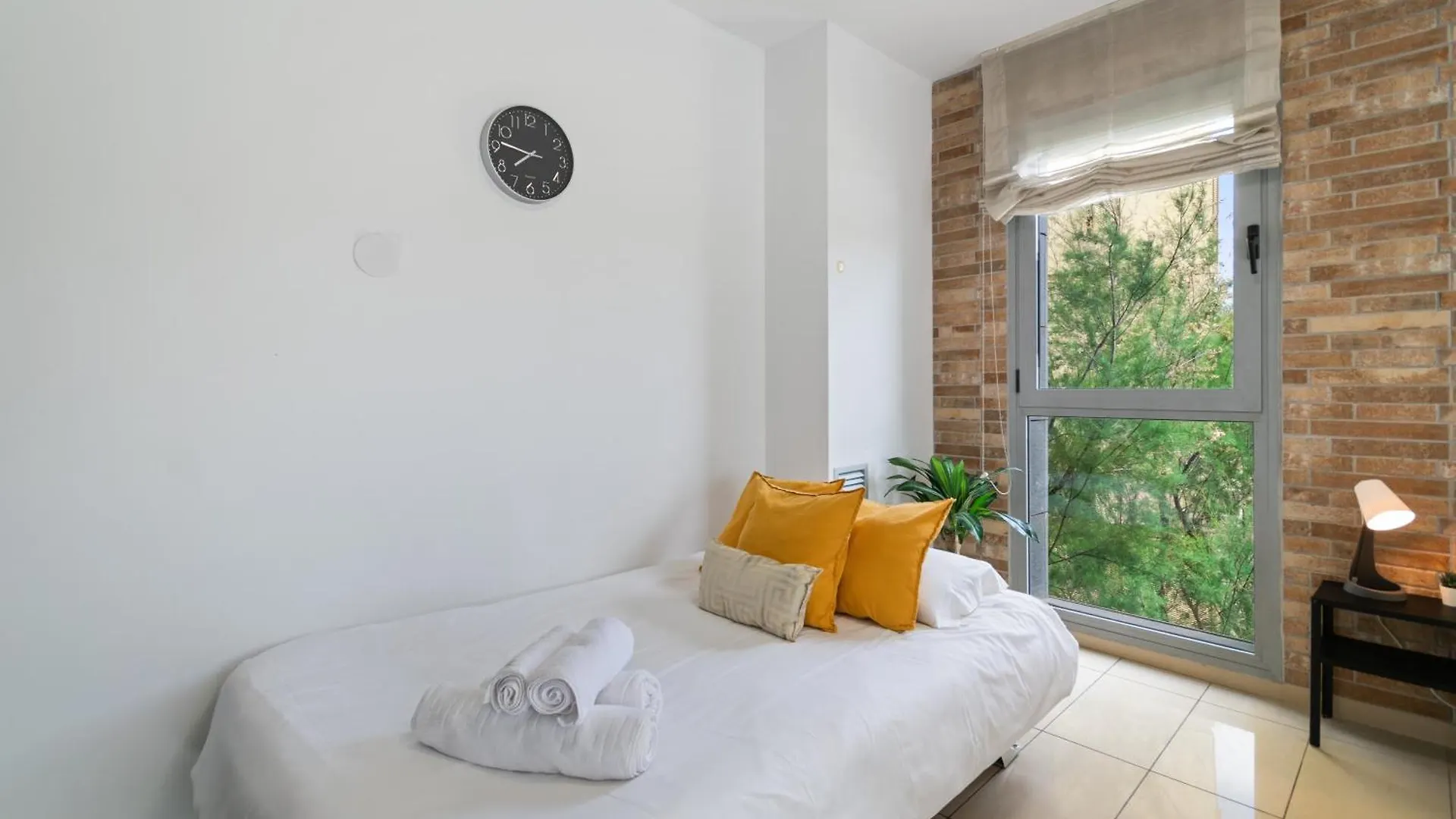 Fira Gran Via 2 - Private Rooms In A Shared Apartment - Habitaciones Privadas En Apartamento Compartido L'Hospitalet de Llobregat