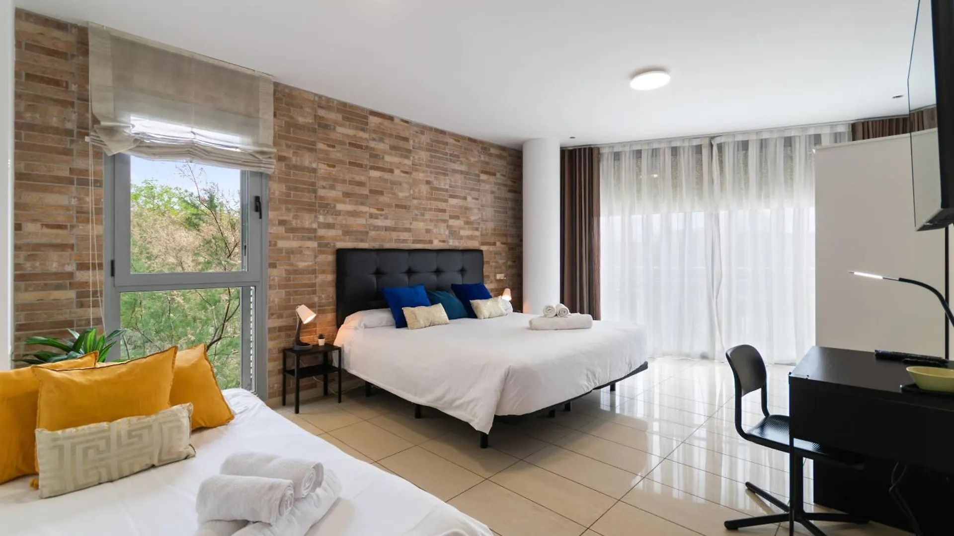 Fira Gran Via 2 - Private Rooms In A Shared Apartment - Habitaciones Privadas En Apartamento Compartido L'Hospitalet de Llobregat